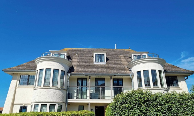 Swanage Cabaña | NUMBER 10 THE PENTHOUSE, family friendly in Swanage