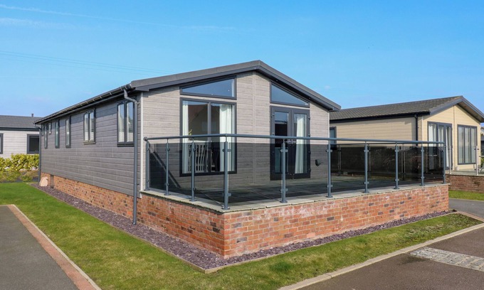 Burnham Market Cabaña | NUMBER 43 THE POPLARS, pet friendly, with a garden in Burnham Market