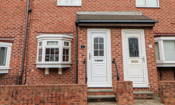 Westoe Cabaña | NUMBER FOUR, pet friendly, character holiday cottage in South Shields