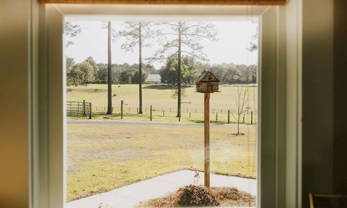 Tallahassee Otro | Charming 2-bed farmhouse in lovely, historic red hills of Tallahassee -WiFi/AC.