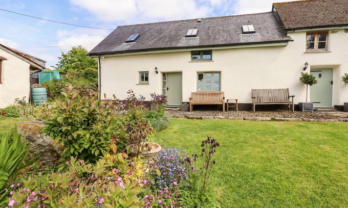 Sourton Cabaña | NUTHATCH COTTAGE, pet friendly, with a garden in Okehampton