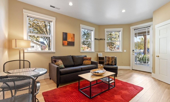 Old Bend Condominio | NW Broadway Downtown | Old Bend neighborhood, walk everywhere!