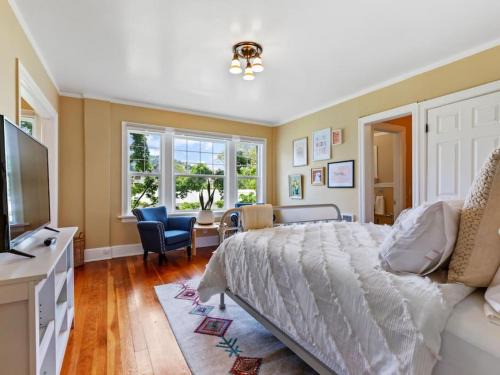 Alphabet Historic District Casa | NW Studio with a View