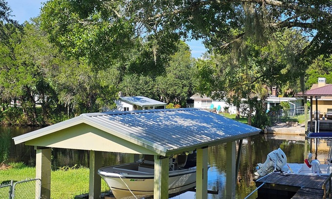 Homosassa Casa | Waterfront w/dock on mason creek, 2/1 Homosassa River,30 min ride to springs!