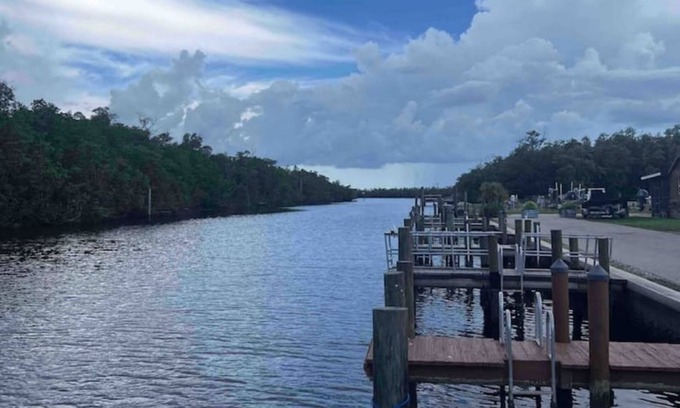 Plantation Island Cabina | Wood cabin with private dock