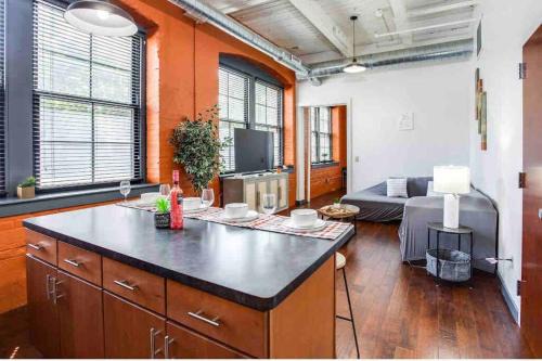 Rochester Apartamento | NY Style Centric Loft with King Bed by Park av