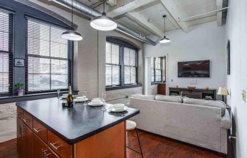 Rochester Apartamento | NY Style Loft with KingBed