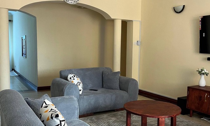 Mombasa Apartamento | Nyali Tropical Retreat: 3-min walk to beach, near malls & major hotels.