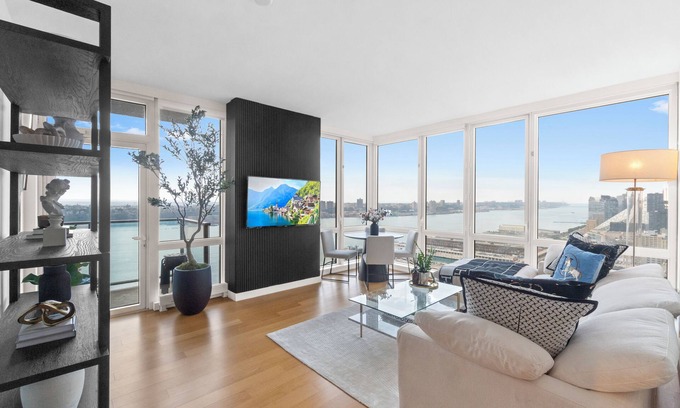 Hell's Kitchen Apartamento | DESIGNER’S DREAM HOME!! Huge Corner Luxury Suite - best location by Times Sq