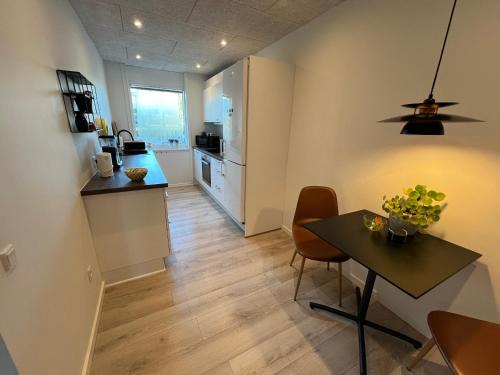 Esbjerg Apartamento | Nyrenoveret lejlighed med balkon og parkering
