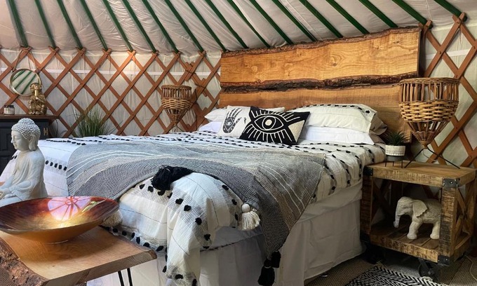 Chwilog Otro | Luxury Yurt with Hot Tub