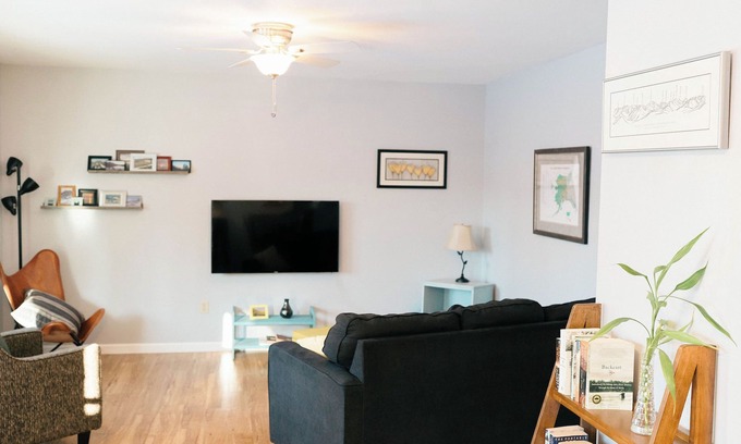 Taku - Campbell Apartamento | Apartamento de 2 dormitorios en una calle tranquila cerca del cinturón verde de Campbell Creek