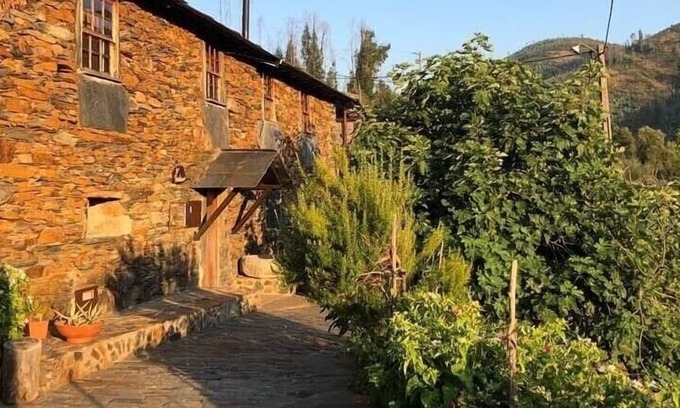 Alvarenga Casa | O Pardieiro - River bank house in magical little village Paradinha
