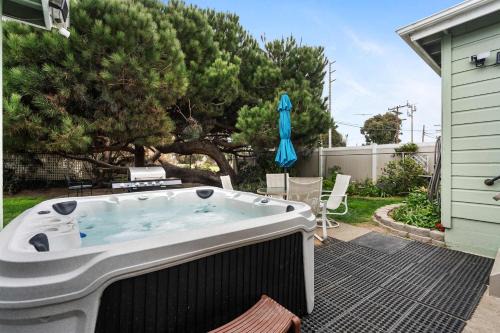 East Side Capistrano Casa | O-Side Beach Bungalow with Jaccuzi Blocks to beach