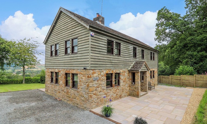 Presteigne Cabaña | OAK APPLE COTTAGE, pet friendly, with open fire in Presteigne