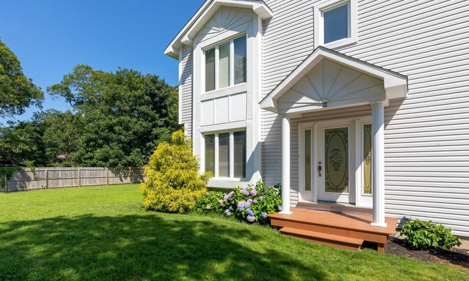 East Chop Casa | Oak Bluffs - Quiet Neighborhood - Walk to Town, Ferry, Library and more!