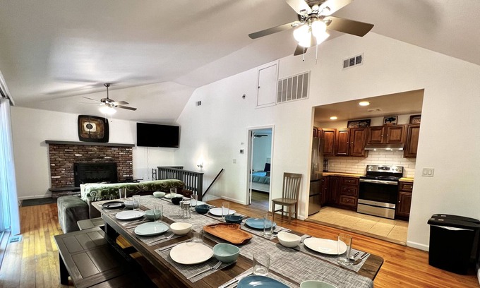 Hamlin Casa | Oak Circle Chalet - Poconos Gated community 1 min. walk to Deerfield lake!
