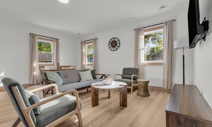 North Lakeport Casa | Oak & Clay Haven – Walk to Bar & Beach!