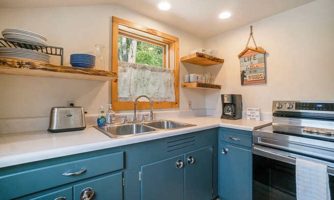 Boyne Falls Apartamento | Oak Cottage - 1 of 2 Cottages on Property - Near Boyne Mountain Trail!