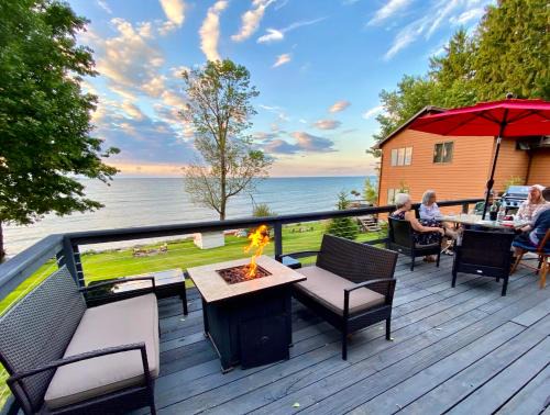 Sodus Casa | Oak Cottage Lakefront Hot Tub Fire Pit