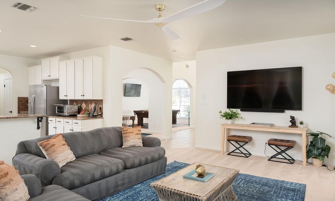 North San Antonio - SAT Casa | Oak Haven: Comfortable, Spacious Stay Near Airport with Hot Tub
