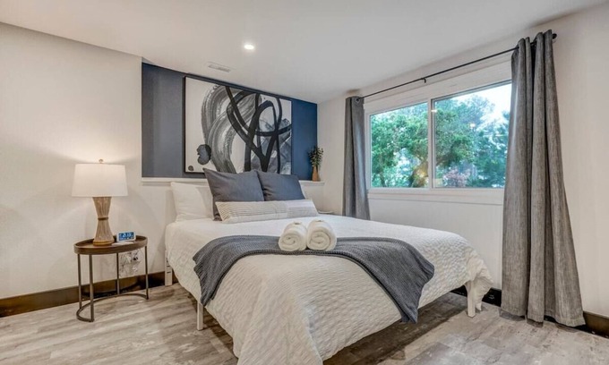 Woodmoor Apartamento | Oak Hills Loft! King Workspace w Scenic Views