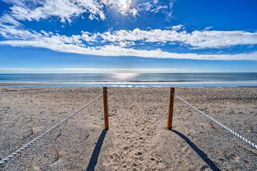 Long Beach Apartamento | Oak Island Beachfront Condo with Community Pool