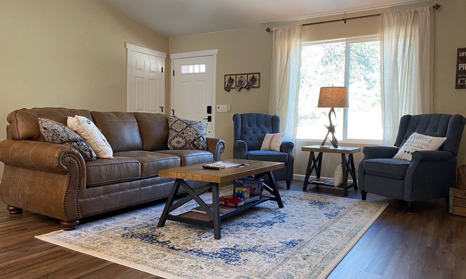 Oak Knoll Village Cabaña | Oak Knoll Cottage - Minutes to Downtown, Ideal for Fishing & Hiking!