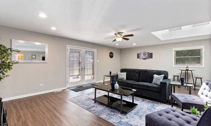 Oak Lawn Casa | Oak Lawn FHS Rental
