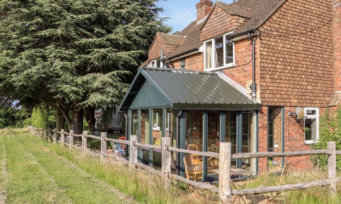 Hastings Cabaña | OAK MEADOW, pet friendly, character holiday cottage in Westfield