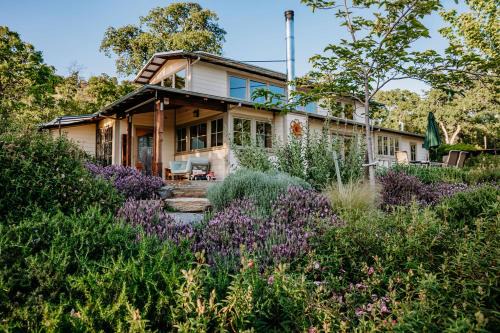 Mariposa Casa | Oak Meadows House