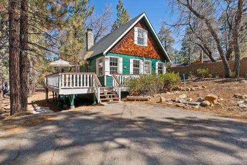 Big Bear Lake Chalet De Esquí | Oak Nesting - Great chalet style cabin at the end of the street with rustic stone gas log fireplace!