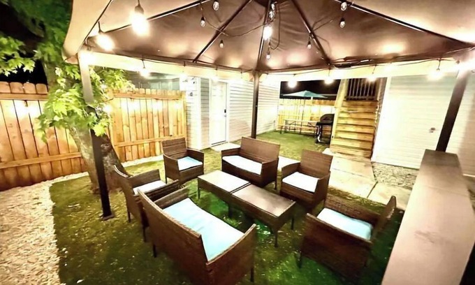 Oak Park Casa | Oak Park 3000 sq ft, sleep 16