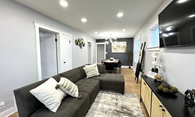 Milwaukee Casa | Oak Park Bliss: 3BR, 2BA Gem