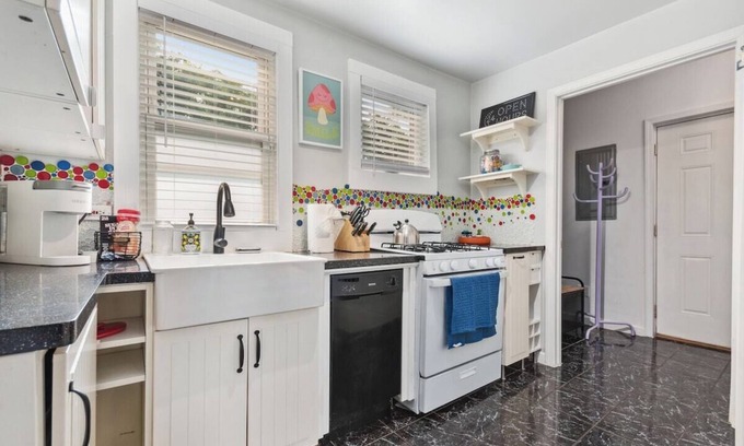 Oak Park Casa | Oak Park IL · Charming Retro 2BR Cottage/Train/Laundry/FREE PKG