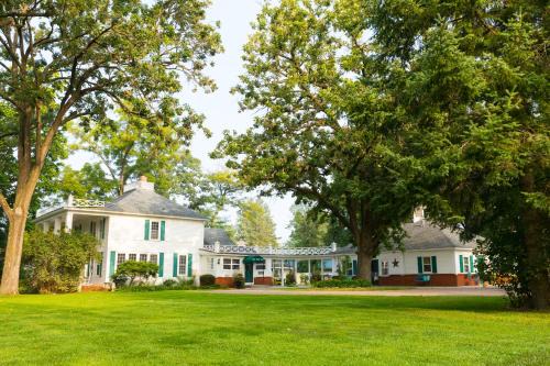 Whitehall Casa | Oak Park Inn