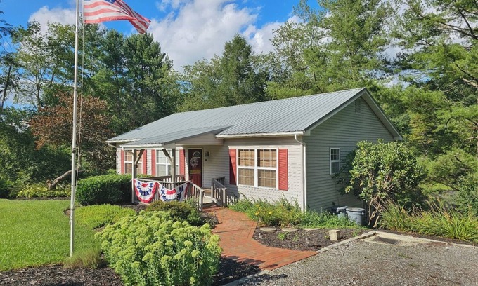 Haywood County Casa | Oak Park Retreat: 2BR 2BA Cozy Peaceful Home near Haywood Regional Medical