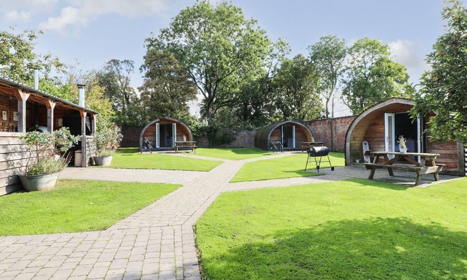 Denstone Cabaña | OAK, pet friendly, character holiday cottage in Rocester