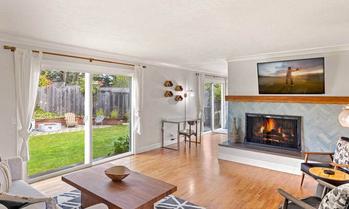 Carmel Casa | Oak Place Too: Beautiful Updated 4 bedroom 3 1/2 Bath in Carmel