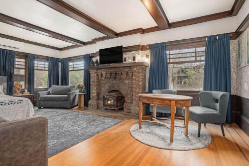 Upper Telegraph Casa | Oak Suite