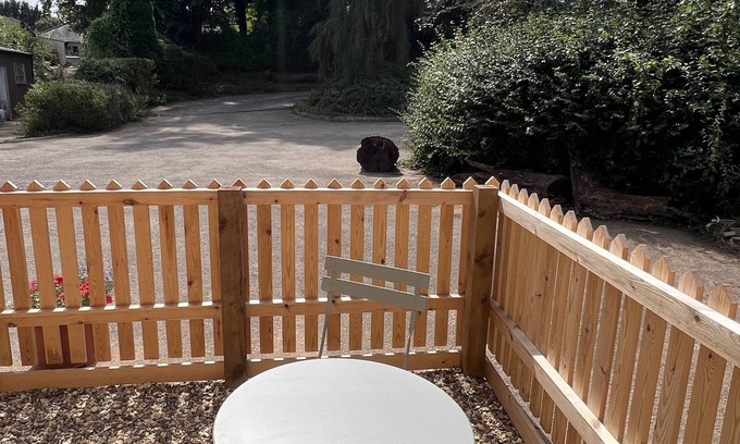 Caldicot Cabina | Oak Tree Cabin, A cozy cabin in charming Caerwent with WiFi access,