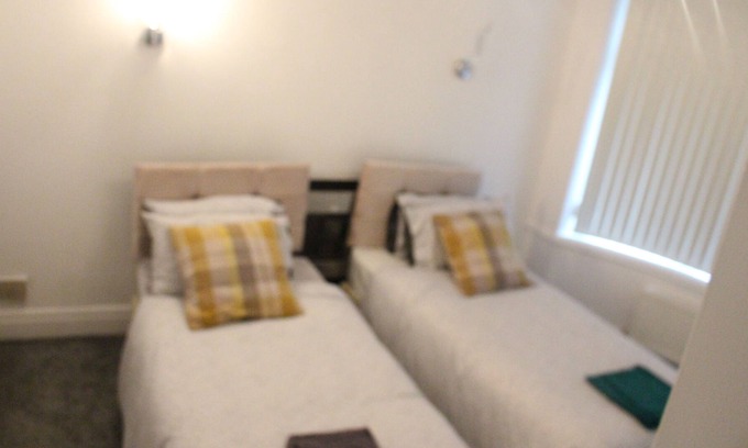 Cheadle Casa | Oakdene -4 Beds Sleeps 8 Delightful Leisure Stay