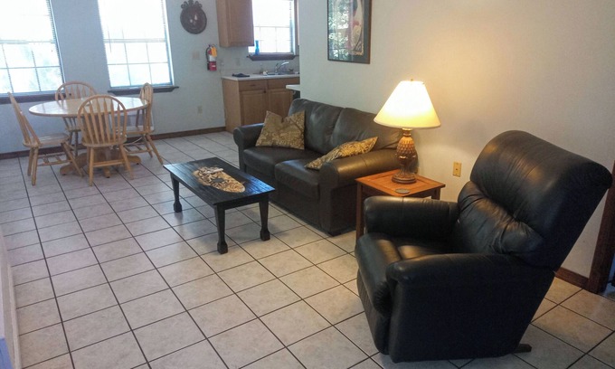 Long Beach Apartamento | OakHaven Annex--Large, secluded apartment one block from beach and Walmart.