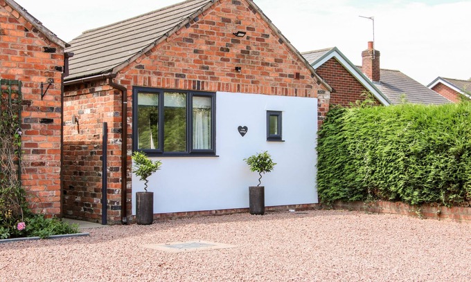 Four Crosses Cabaña | OAKLEIGH, romantic, with a garden in Four Crosses