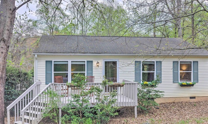 Oakley Cabaña | ‘Oakley Cottage’ - 4 Mi to Blue Ridge Parkway!