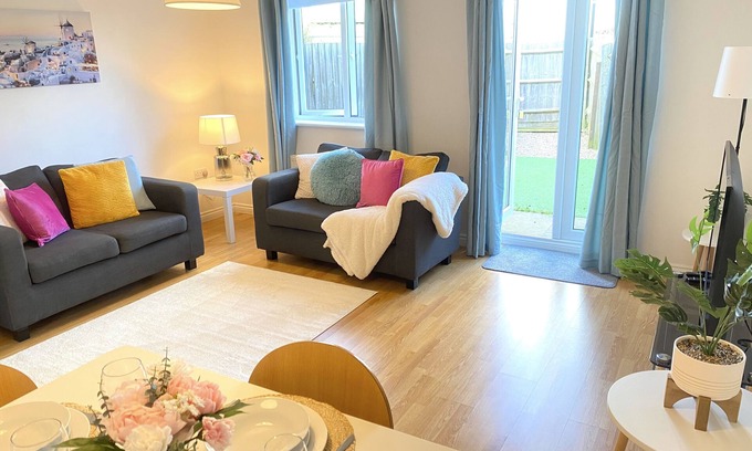 Corby Casa | Oakley Vale - Luxury 3 Bed, Garden, Free Parking, Peaceful Elite Suite