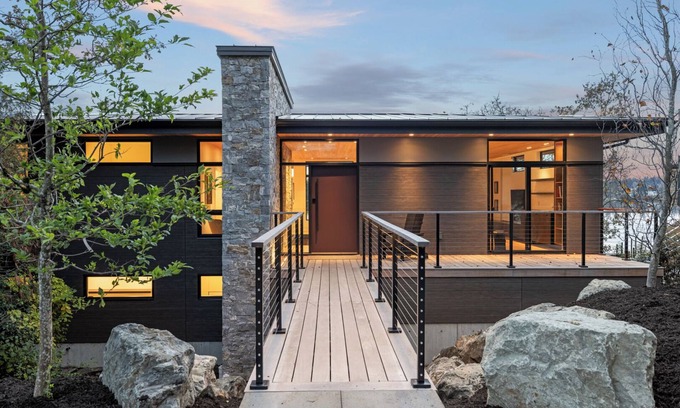 Saanich Casa | Oakmere House on Portage Inlet