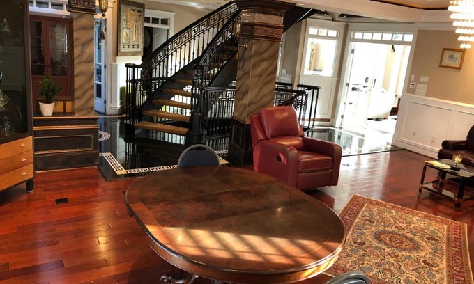 South Cambie Casa | Oakridge Luxury Homestay
