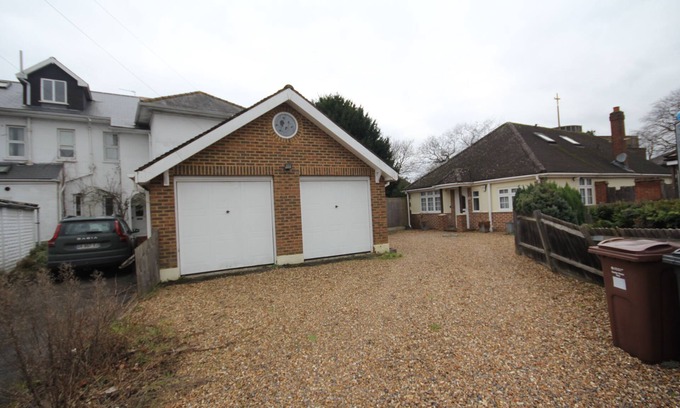 London Borough of Hounslow Casa | Oaks House- A Spacious Four Bedroom + Two Bathrooms Detached House in Feltham.