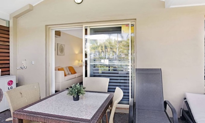 Salamander Bay Apartamento | Unidad 355 'Oaks Pacific Blue' Piscina, spa y más disponibles en el complejo.